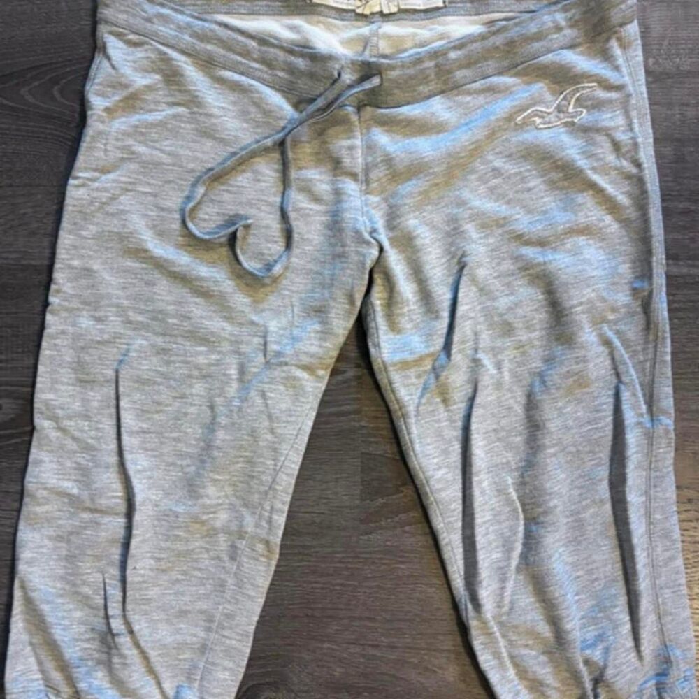 Y2K Vintage Hollister Gray Capri Sweatpants with Iconic Logo Size L